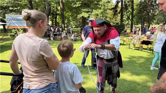Till Eulenspiegel alias Christian Voss verzaubert mit seinen Tricks die Besucher des Kurparks in Bad Harzburg.