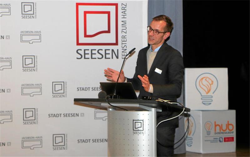 Gute Regionalentwicklung ist abhängig von der Innovationsfreude Till Manning, Referatsleiter im niedersächsischen Ministerium für Bundes- und Europaangelegenheiten und Regionale Entwicklung, spricht zu den Tagungsteilnehmern.