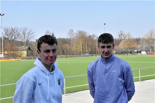 Till Raake und Emil Wagner sehen ihre Generation von der Stadt Seesen vernachlässigt – auf dem Fußballplatz des FC Seesen fühlen sie sich aber sehr wohl. Foto: Wolpers
