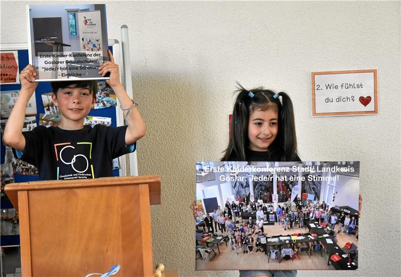 Till Wesche und Zahuri Grigoryan aus der dritten Klasse führen durch die Feierstunde an der Grundschule Oker. Foto: Roß