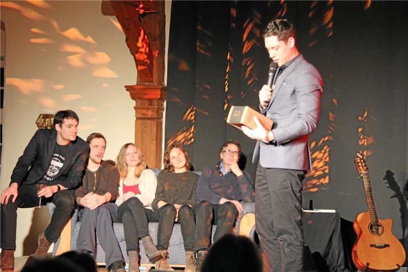 Poetry-Slam im Bündheimer Schloß: Wort-Zauber, Rap-Poesie, Erzähl-Kunst Tilman Birr, Daniel Hoth, Sarah Bosetti, Josefine Berkholz und Volker Strübing (v.li.) warten, Moderator David Friedrich verleiht die Preise. Fotos: Weber