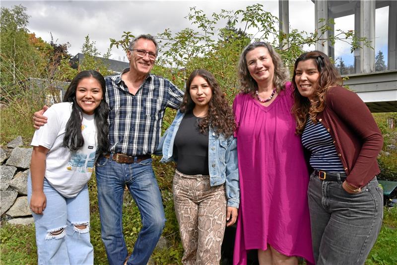 Tilmann Zschiesche und Sylvia Wiedemann freuen sich über drei neue junge Mitarbeiterinnen, die ein freiwilliges soziales Jahr im Haus Sonnenberg absolvieren: Amanda aus Costa Rica, Cathalina aus Kolumbien und Viviana aus Paraguay. Foto: Berg
