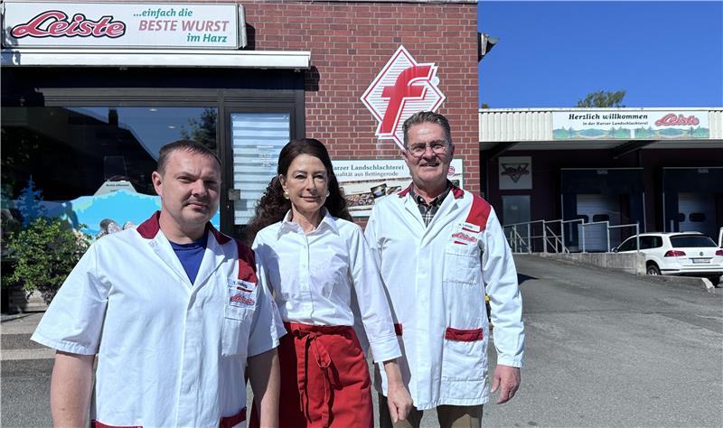 In Bettingerode endet nach fast 130 Jahren eine Familientradition Tim Helbig (l.) übernimmt zum 1. Mai die Landschlachterei von Harald und Stefanie Leiste.