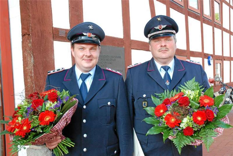 Tim Helbig (li.) und Klaus-Peter Helbig leiten die Ortsfeuerwehr.   Foto: Deshkin