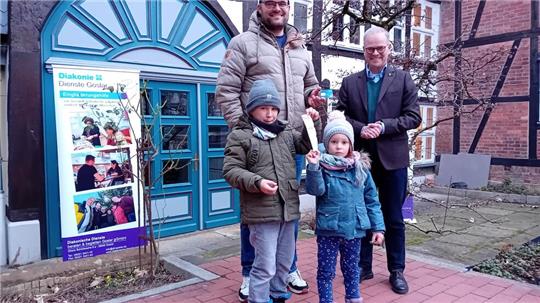 Tim Karger aus Wolfenbüttel, wurde bei der Übergabe von seinen Kindern Tom (7 Jahre) und Julie (4 Jahre) begleitet, rechts Stefan Voigt von den Diakonischen Beratungsdiensten. Foto: Hohaus