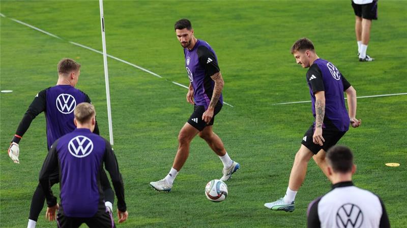 Tim Kleindienst (M), hier beim Abschlusstraining in Zenica, bestreitet sein erstes Länderspiel.