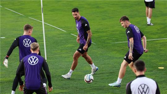 Tim Kleindienst (M), hier beim Abschlusstraining in Zenica, bestreitet sein erstes Länderspiel.