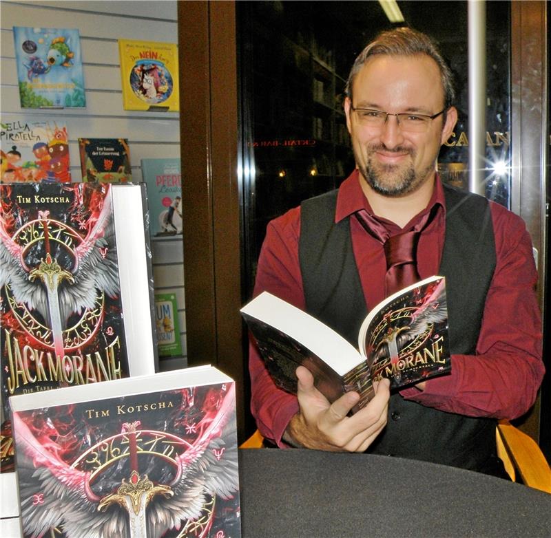 Autor Tim Kotscha stellt in Goslar neuen Roman vor Tim Kotscha präsentiert den neuen Band seiner Morane-Reihe mit dem Titel „Die Tafel des Schicksals“ in der Buchhandlung Bücherbär. Fotos: Habel