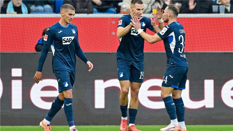 Tim Lemperle lässt sich zur 2:1-Führung für Hoffenheim gratulieren.