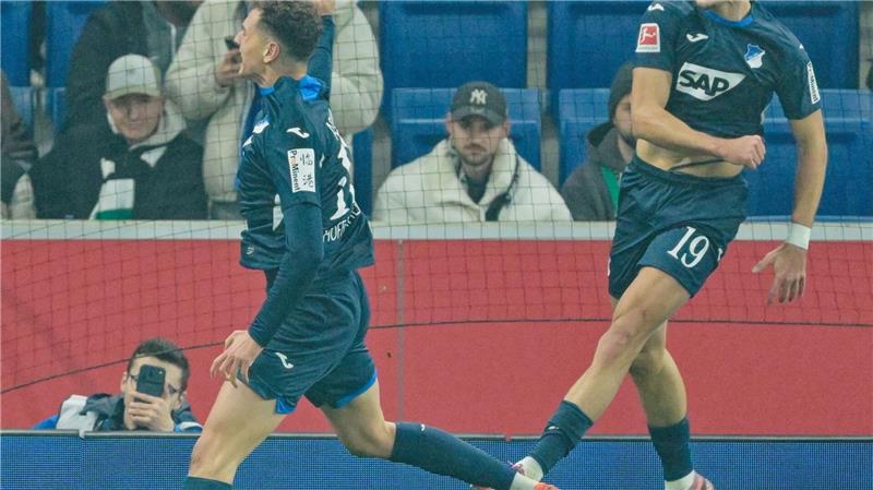 Tim Lemperle (r.) und Fisnik Asllani machen Lufstsprünge vor Freude.