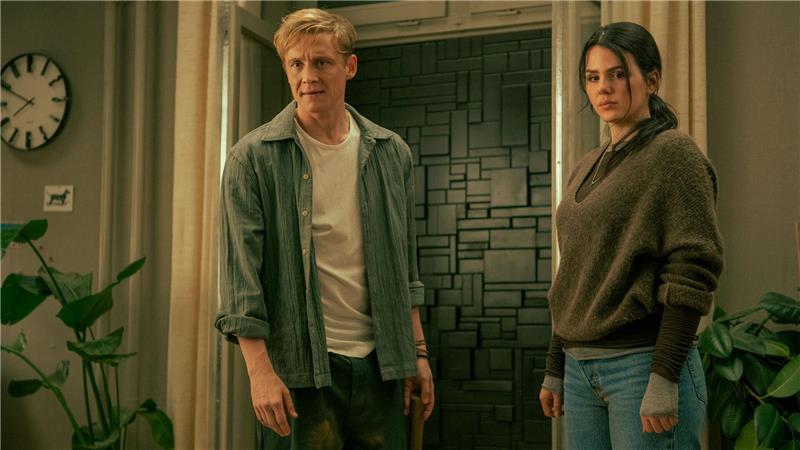 Tim (Matthias Schweighöfer) und Olivia (Ruby O. Fee) kämpfen gegen eine mysteriöse Wand.