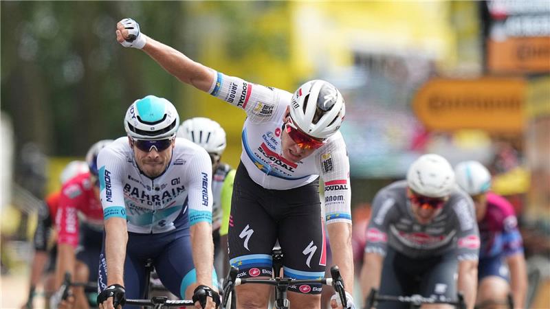 Sturz-Drama bei der Tour - Bauhaus sprintet auf Platz drei Tim Merlier feiert den Etappensieg, der deutsche Sprinter Phil Bauhaus (L.) freut sich über den dritten Rang.
