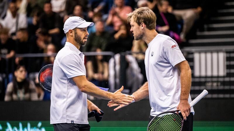 Tim Pütz (l) und Kevin Krawietz dürfen sich über den Einzug in das erste gemeinsame Grand-Slam-Finale freuen.