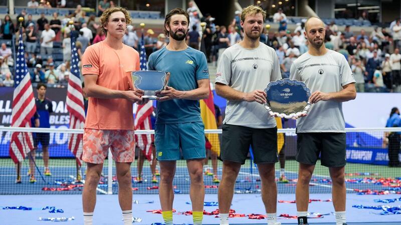 „Katastrophe“: Doppel vom US-Open-Finale direkt nach China Tim Pütz (r) und Kevin Krawietz werden für die Final-Teilnahme bei den US Open geehrt. Max Purcell (l) und Jordan Thompson freuen sich über die Siegertrophäe.