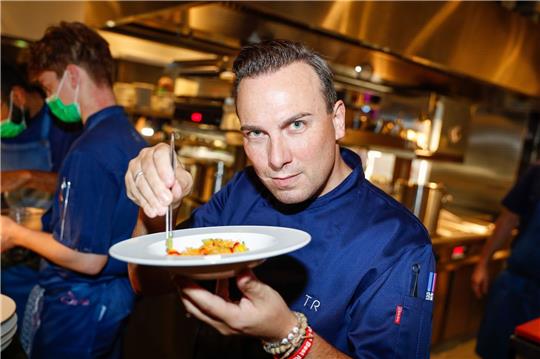Tim Raue will im März 2025 ein neues Restaurant unter dem Namen «Sphere by Tim Raue» im Berliner Fernsehturm eröffnen.