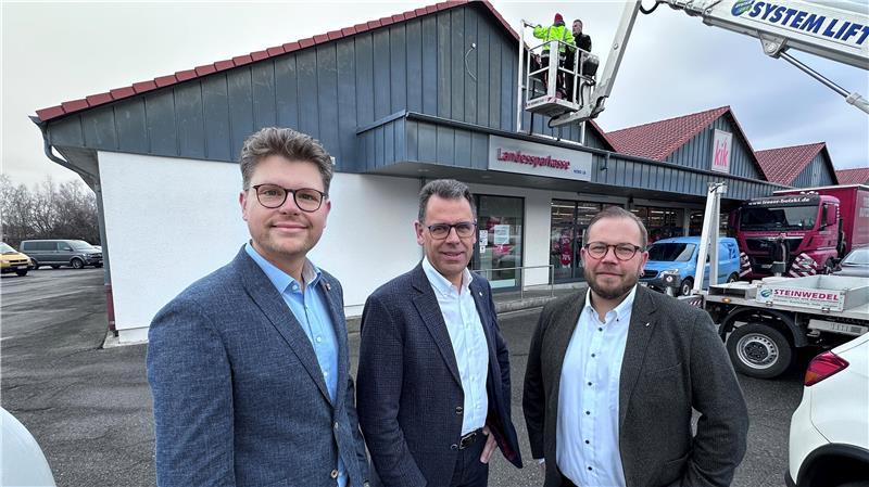 Versicherungsagenturen schließen sich in Harlingerode zusammen Tim Svensson, Andreas Ahäuser und Frank Woitek (v.l.) arbeiten künftig gemeinsam in den ehemaligen Räumen der Landessparkasse in Harlingerode.