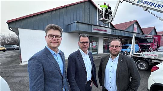 Tim Svensson, Andreas Ahäuser und Frank Woitek (v.l.) arbeiten künftig gemeinsam in den ehemaligen Räumen der Landessparkasse in Harlingerode.