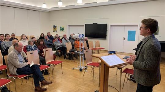 Tim Thies spricht im Haus der Kirche über die aktuelle Sicherheitslage in Europa.