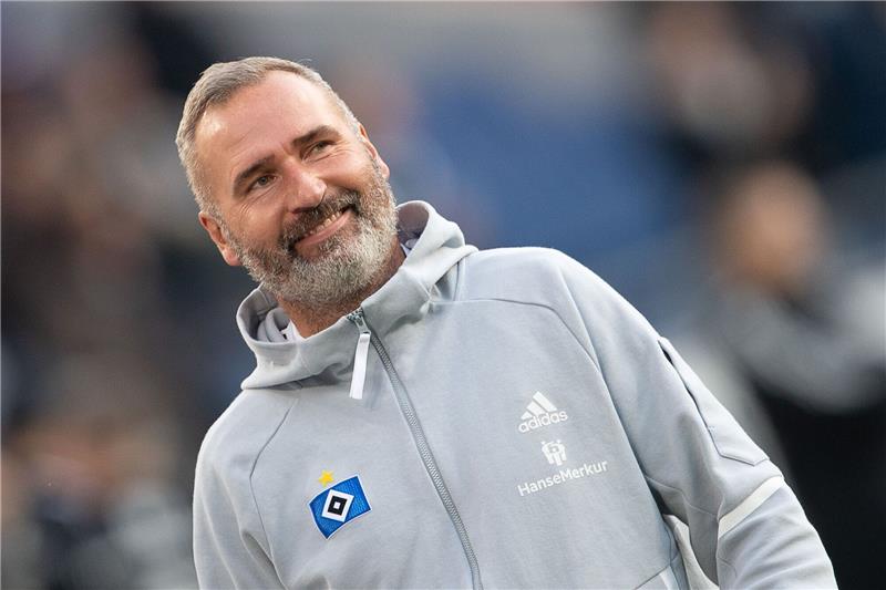 Walter: Daran gelegen, lange bei einem Verein zu arbeiten Tim Walter steht vor einem Spiel im Stadion.