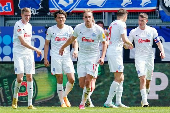Timo Becker (M) erzielte den Siegtreffer für Holstein Kiel.