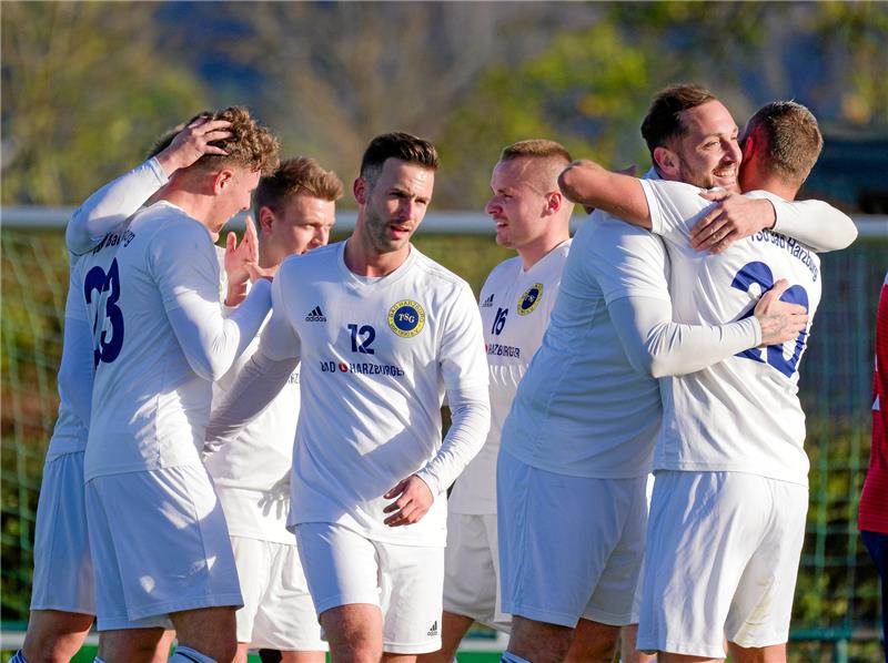 Jubel im Sportpark: TSG Bad Harzburg beendet Sieglos-Serie Timo Schwanecke (li.) trifft zum zwischenzeitlichen 2:0 und holt sich die Glückwünsche seiner Mitspieler ab. Am Ende steht der zweite Saisonsieg der TSG Bad Harzburg. Foto: Drechsler