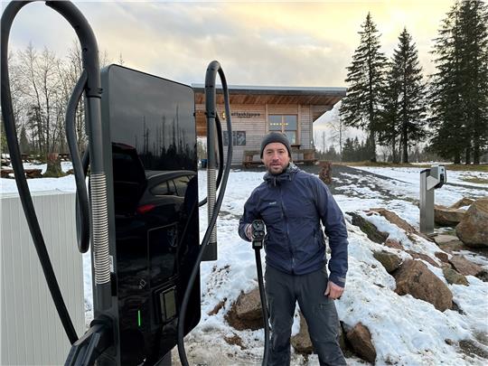 Timo Zimmermann, der Inhaber der Gaststätte „Kaffeeklappe“, hat in Oderbrück eine Strom-Tankstelle gebaut. Foto: Eggers