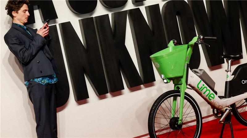 Timothée Chalamet bei einer „Like A Complete Unknown“-Premiere 2025 in London mit Leihfahrrad auf dem roten Teppich. (Archivbild)