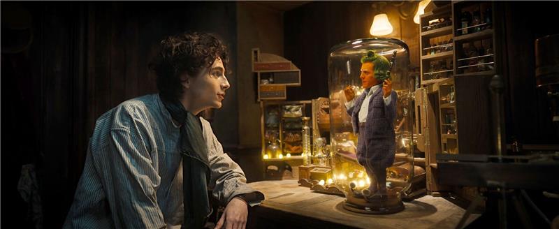Baden in Schokolade - Timothée Chalamet ist „Wonka” Timothee Chalamet (l) als Willy Wonka und Hugh Grant als Oompa Loompa in einer Szene des Films "Wonka".