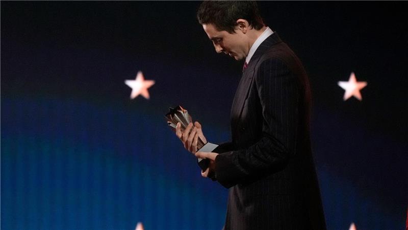 Timothee Chalamet nimmt den Preis für den besten Schauspieler für „Marty Supreme“ während der 31. jährlichen Critics Choice Awards im The Barker Hanger entgegen.