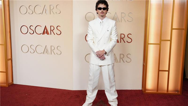 Timothée Chalamet posiert mit Sonnenbrille bei den Oscars 2026.