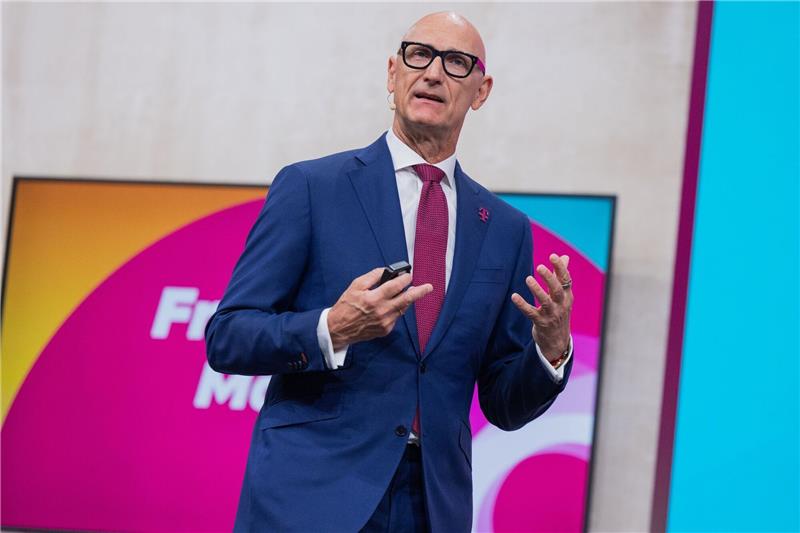 Flächendeckend gutes Handynetz? Telekom-Chef ist skeptisch Timotheus Höttges von der Deutschen Telekom warnt: «Die Flächendeckungsauflagen gehen am Kundennutzen vorbei, sie sind nicht verhältnismäßig und vor allem sind sie auch praktisch kaum umsetzbar.»