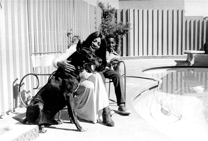 Sohn von Sängerin Tina Turner gestorben Tina Turner moit ihrem Sohn Ronnie und Hund Onyx 1972 am Pool ihres Hauses in View Park. Ronnie Turner ist in Kalifornien gestorben.