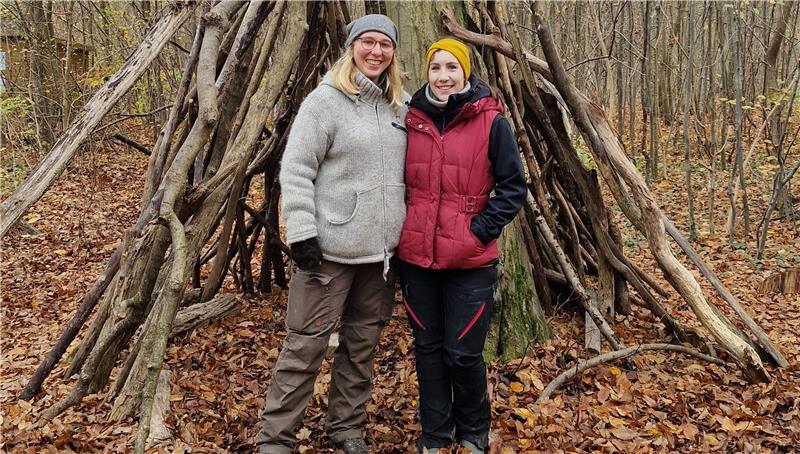 Tina Wendt (l.) und Friederike Wert vor dem Tipi aus Holz.