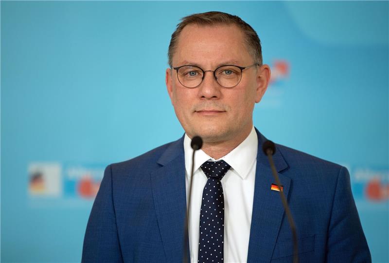 Chrupalla: Müssen weiter hinter Bystron und Krah stehen Tino Chrupalla, Fraktionsvorsitzende AFD, spricht vor der Sitzung der Bundestagsfraktion.