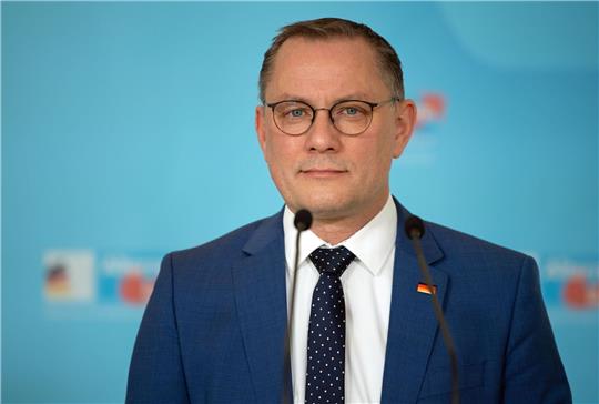 Tino Chrupalla, Fraktionsvorsitzende AFD, spricht vor der Sitzung der Bundestagsfraktion.