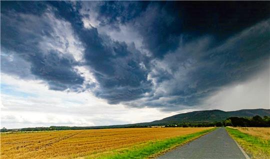 Tintenblaue Regenwolken Ende Juli in Westerode: Das Wetter derzeit ist wechselhaft und wenig hochsommerlich. Foto: Uwe Fricke
