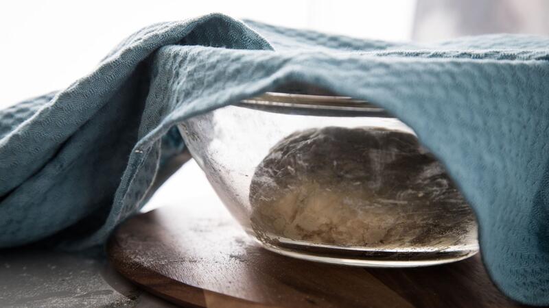 Vom Kneten bis zum Backen: Neapolitanische Pizza selber machen Tipp von Pizza-Bloggerin Julia Ma: Pizzateig mit reduzierter Hefemenge und längerer Ruhezeit zubereiten.