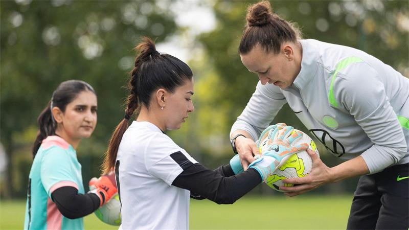 Jedes Training ein Statement für die Freiheit Tipps von Torwart-Ikone Almuth Schult (r).