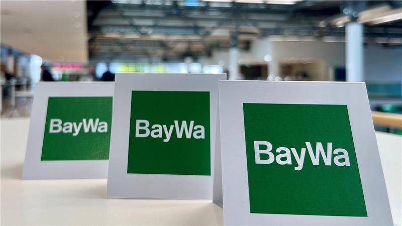 Verdacht der Bilanzmanipulation gegen frühere Baywa-Manager Tischaufsteller bei der Baywa-Hauptversammlung in München. Ein Jahr nach der Fast-Pleite des Traditionsunternehmens hat sich die Staatsanwaltschaft mit einem Ermittlungsverfahren eingeschaltet. (Symbolbild)