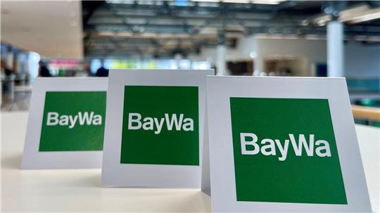 Tischaufsteller bei der Baywa-Hauptversammlung in München. Ein Jahr nach der Fast-Pleite des Traditionsunternehmens hat sich die Staatsanwaltschaft mit einem Ermittlungsverfahren eingeschaltet. (Symbolbild)  