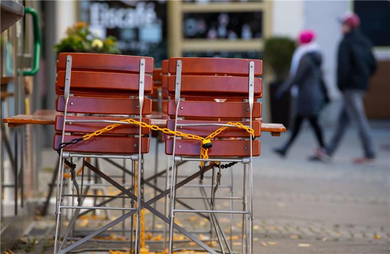 Tische und Stühle stehen vor einem Restaurant in bad Reichenhall. Mit dem bis zu 200 Milliarden Euro schweren «Doppelwumms» will die Bundesregierung bis 2024 Preisbremsen für Gas und Strom sowie Unternehmenshilfen finanzieren.