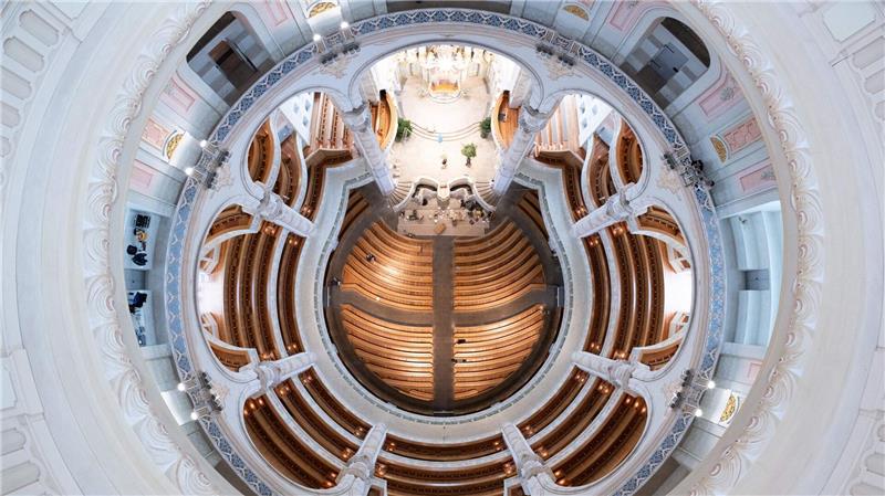Tischler arbeiten an den Kirchenbänken in der Frauenkirche in Dresden.