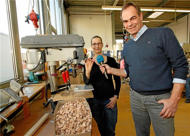 Blick in die Manufaktur: So entstehen die GZ-Glücksschweinchen Tischlerin Katrin Tschinke erklärt GZ-Chefredakteur Jörg Kleine die Produktion der Glücksschweinchen. Foto: Epping