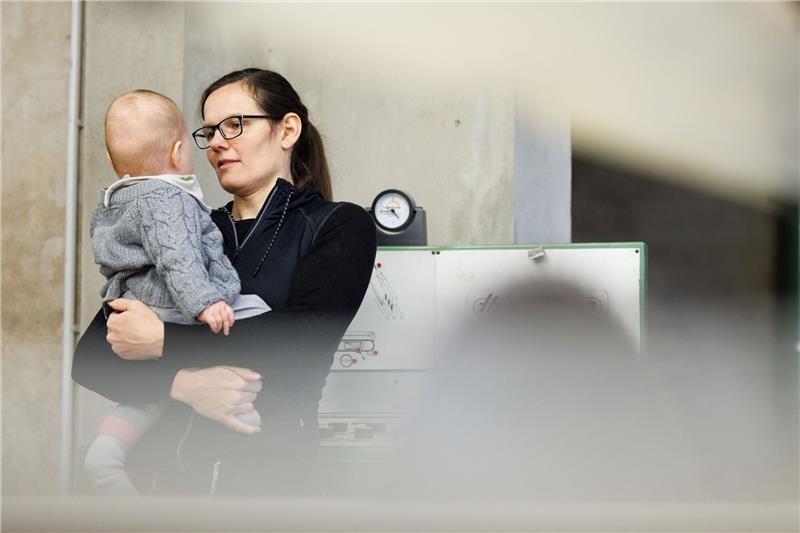 Mutterschutz für Selbstständige - Tischlerin fordert Reform Tischlermeisterin Johanna Röh mit ihrem Kind in der Werkstatt ihres Betriebes.