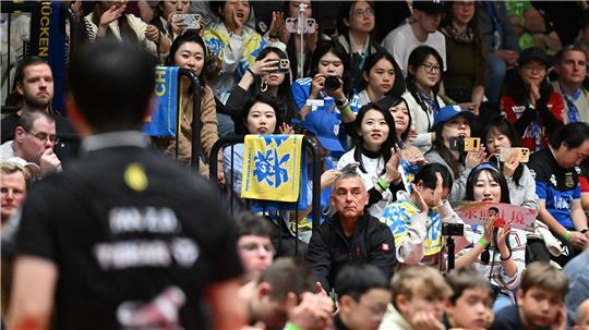 Tischtennis-Star Fan Zhendong vom 1. FC Saarbrücken und seine chinesischen Fans.