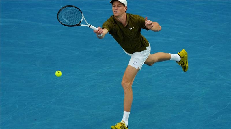 Titelverteidiger Jannik Sinner trifft im Halbfinale von Melbourne auf Novak Djokovic.