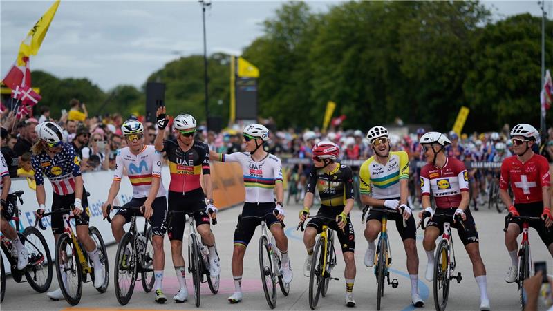 Philipsen-Sprint ins Gelbe Trikot - Mäßiger Red-Bull-Auftakt Titelverteidiger Tadej Pogacar (M) und andere Fahrer vor der Auftaktetappe der 112. Tour de France.