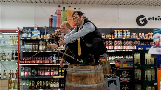Titus (Bruno Alexander) und Thorsten (Marc Hosemann) in einer Szene aus «Die Discounter».