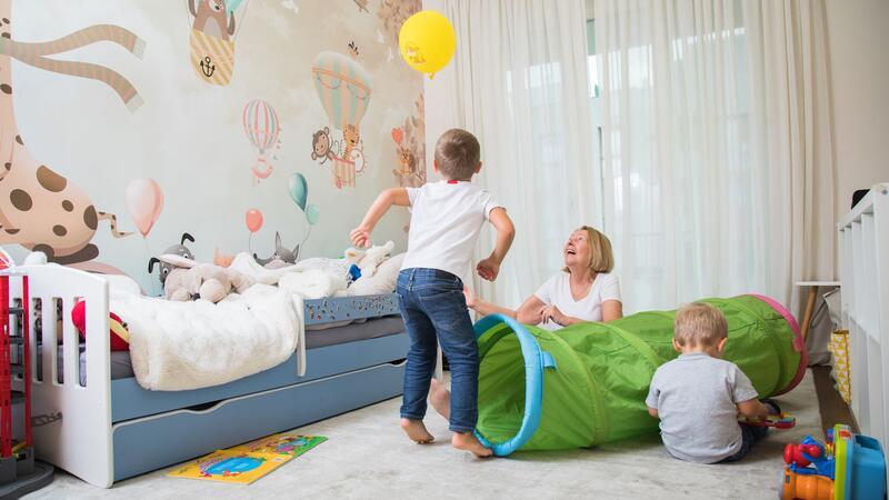 So wird Ihr Kind mental groß und stark Toben ist okay - dabei können Kinder Stress verarbeiten.