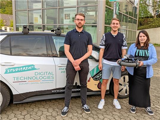 Tobias Apenzeller, Lorenzo Buglisi und Mara de Armas Klein (v. li) studieren Digital Technologies und haben das Start-up Hydroguard-IoT gegründet. Foto: Privat